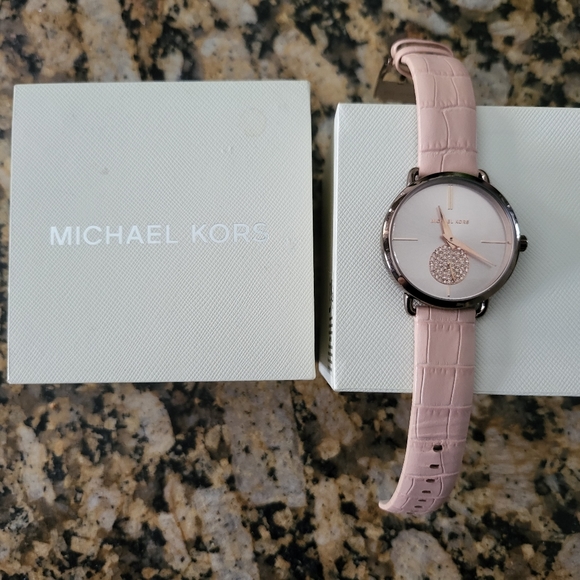 Pink Michael Kors time piece - Picture 5 of 5
